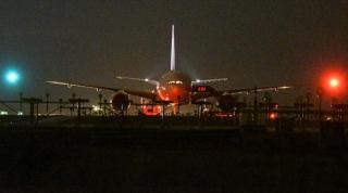 ALERTĂ CU BOMBĂ pe aeroportul din Stockholm. Sute de pasageri au fost evacuaţi de la bordul unui avion (FOTO)