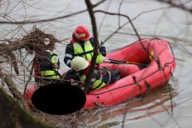 Cadavrul unui bărbat a fost găsit plutind pe un lac din Bihor. Un pescar a dat alarma