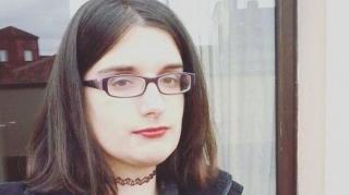 Tânără condamnată la ÎNCHISOARE pentru glumele postate pe Twitter, sub acuzaţii de GLORIFICARE A TERORISMULUI