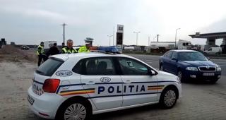 INCREDIBIL! A tras asupra altei maşini, în trafic, aproape de Focşani! Martorii susţin că tânărul pistolar era drogat (VIDEO)