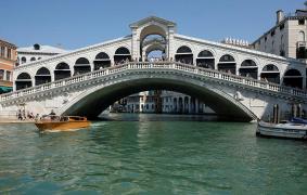 ALERTĂ în Italia! Au vrut să ARUNCE ÎN AER unul dintre cele mai vechi poduri din Veneţia: "Dacă pui o bombă aici, ajungi direct în Paradis" (VIDEO)