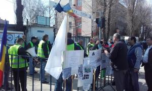 PROTEST la RATB față de "abuzurile conducerii". Sindicatele ies în stradă. LANŢ UMAN în jurul sediului