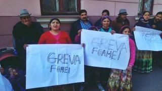 Protest al romilor, în faţa Primăriei! Ameninţă cu GREVA FOAMEI şi se simt neîndreptăţiti!