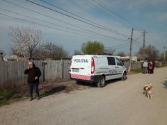 CRIMĂ CUTREMURĂTOARE! Un bărbat a fost ridicat de poliţişti după ce şi-ar fi ucis MAMA