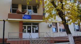 Anchetă la ŞCOALA GROAZEI, unde copiii cu dizabilităţi erau MALTRATAŢI. Elevii ar fi fost ţinuţi dezbrăcaţi la clasă şi daţi cu capul de pereţi