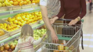 Un angajat ROMÂN la un supermarket din Italia, FELICITAT pentru corectitudine și PREMIAT, după ce a înapoiat un PLIC CU BANI, uitat într-un cărucior