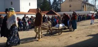 Locuitorii din Alba au mers la "ÎNMORMÂNTAREA IERNII". Cum începe Postul Paştelui (VIDEO)