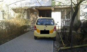 Stilul de parcare al unui Arădean a uluit orașul. Vecinii au dat buzna să importalizeze momentul unicat