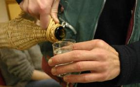 Mort de beat, cu o alcoolemie de aproape TREI LA MIE, unui botoșănean i s-a făcut poftă să se plimbe cu mașina