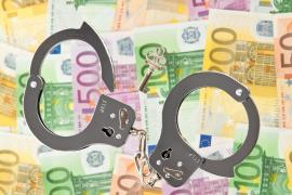 A vrut să-şi scape copilul, dar a ajuns să aibă şi ea PROBLEME CU LEGEA. Femeie din Mureş, prinsă că dădea mită unui poliţist