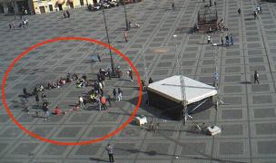 Românii, din nou ÎN STRADĂ! Zeci de persoane s-au adunat în Piaţa Mare din Sibiu, la un protest în acorduri de vioară (VIDEO)