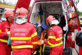 Doi morţi şi şapte răniţi la Şimian, unde două autoturisme s-au ciocnit de un microbuz