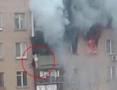 VIDEO! De frică să nu ardă în apartamentul ei de la etajul 8, o tânără a ieşit în afara balconului! Ce a urmat te lasă fără cuvinte