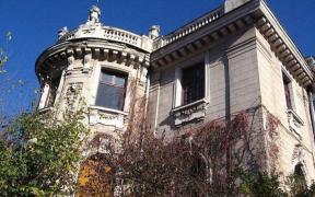 Un şofer de taxi A INTRAT CU MAŞINA în ghereta unui jandarm de la Ambasada Egiptului