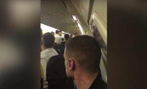 Un brăilean A LUAT LA BĂTAIE o stewardesă pentru că a refuzat să-i mai dea băutură! Bărbatul, dat în urmărire internaţională, a fost arestat (VIDEO)