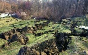 Un nou FENOMEN CIUDAT la Izvoarele: Casele oamenilor sunt în pericol. Specialiştii nu au o EXPLICAŢIE