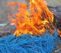 Circulația trenurilor PARALIZATĂ temporar la Roma și alertă de FUM TOXIC, după ce trei ROMÂNI au furat CABLURILE electrice și le-au DAT FOC!