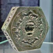 O arădeancă cere O SUTĂ DE MII DE EURO pentru MATRIȚA antică de la Sarmizegetusa, un artefact DACIC vechi de 2.000 de ani, cu o valoare inestimabilă