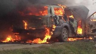 SCENE CUMPLITE, în urmă cu puţin timp, pe un câmp din Arad! O maşină a luat foc, şoferul a murit CARBONIZAT