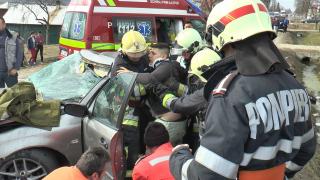 Cursă DEMENTĂ la Suceava. Un şofer, cu toată familia în maşină, a fugit de poliţie, înfigându-se VIOLENT într-un CAP DE POD (FOTO+VIDEO)