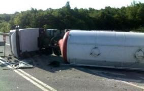 O cisternă s-a răsturnat pe DN1, între Huedin şi Oradea. Trafic blocat pe ambele sensuri de mers