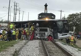 PATRU MORŢI într-un teribil accident! Un autobuz a fost blocat pe şine şi lovit în plin de un tren