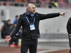 Antrenorul care A BĂTUT un jucător în timpul unui meci din Liga 1, luni, şi-a dat demisia