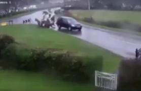 IMAGINI ŞOCANTE. Spulberaţi la propriu de un şofer, în timp ce se aflau călare pe cal! | VIDEO