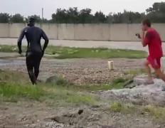 NU încercaţi asta acasă! A sărit într-un bazin plin cu ulei de motor şi A REGRETAT AMARNIC! Ce s-a întâmplat cu acest bărbat, după o GLUMĂ STUPIDĂ