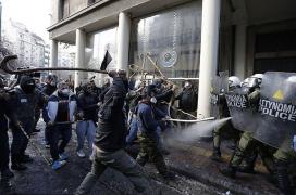 CIOCNIRI VIOLENTE la Atena: 1000 de agricultori S-AU BĂTUT cu poliţiştii, care au răspuns cu gaze lacrimogene şi bastoanele din dotare (VIDEO)