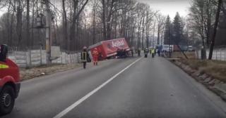 UPDATE: TIR-ul răsturnat în Argeş nu era încărcat cu azotat de amoniu, ci cu o substanţă nepericuloasă (VIDEO)
