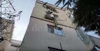 Caz de film la Constanța. Un COPIL a fugit de acasă, coborând de la etajul PATRU, pe pături, cearșafuri și fulare (VIDEO)