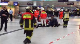 ATAC ȘOCANT în gara orașului german Düsseldorf. Un individ s-a năpustit cu toporul asupra călătorilor. 9 persoane au fost rănite (VIDEO)