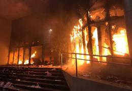 PROTEST VIOLENT în Paraguay! Manifestanţii au dat foc Congresului, în urma unui VOT SECRET din Senat (VIDEO)