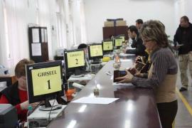 LOVITURĂ pentru mii de funcţionari publici! Se desfiinţează ghişeele, iar plăţile vor fi făcute doar ONLINE