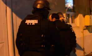 Taximetrist atacat cu cuţitul de un bărbat de etnie romă, fără picioare. Victima s-a speriat groaznic şi a fugit pe câmp (VIDEO)