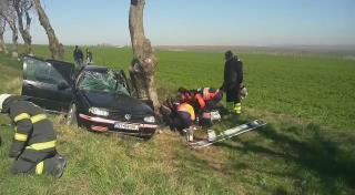 Accident GROAZNIC la Botoșani. Tânără în stare critică la spital, după ce s-a izbit violent de un copac de pe marginea drumului