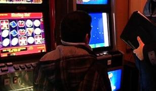 Un tânăr din Reșița a câștigat o sumă frumușică la păcănele, dar a pierdut-o din cauza unui gest prostesc