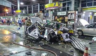 IMAGINI DE COŞMAR! Momentul în care o maşină EXPLODEAZĂ în timp ce era realimentată cu gaz, surprins de camere. O femeie a murit