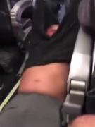 VIDEO. Scene ŞOCANTE petrecute la bordul unui avion! Un pasager este TÂRÂT afară,de forţele de ordine, dintr-un motiv ABSURD!