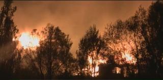 FOC URIAŞ la o tabără de refugiaţi din Franţa. 1500 de oameni au rămas fără adăpost (VIDEO)