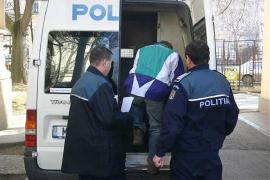 CAZ ŞOCANT la Vaslui! Un bărbat de 41 de ani, cu slãbiciune la bãtrâne, a VIOLAT două septuagenare, folosind uleiul din candelã ca lubrifiant!