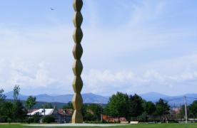 Coloana Infinitului, din nou VANDALIZATĂ. O adolescentă a scrijelit un mesaj pentru prietena ei pe monumentul lui Brâncuşi