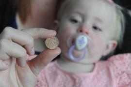 O fetiţă de 1 un an a fost LA UN PAS DE MOARTE după ce a înghiţit o monedă