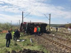 Basculantă spulberată de tren la Jucu. Şoferul, dus de urgenţă la spital