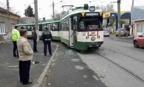 ACCIDENT GRAV pe străzile Brăilei! Tramvai plin cu călători ARUNCAT DE PE ŞINE de un TIR