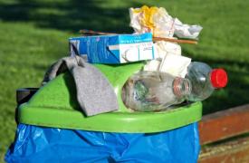 Colectare selectivă a gunoiului, în Bucureşti. Oamenii vor primi bani pentru deşeurile reciclate