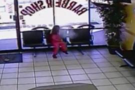 Imagini ŞOCANTE. O fetiţă a fost LA UN PAS de a fi ÎMPUŞCATĂ ÎN CAP( VIDEO)