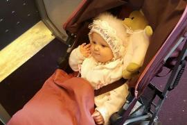 Clipe de groază: Un cărucior în care se afla o fetiţă de şapte luni a fost RUPT ÎN DOUĂ. Mama copilei a crezut că micuţa a MURIT