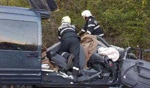 Şoferiţă moartă într-un GROAZNIC ACCIDENT, în Timiş! Maşina în care era a fost spulberată de un TIR, după o depăşire riscantă (IMAGINI DRAMATICE)